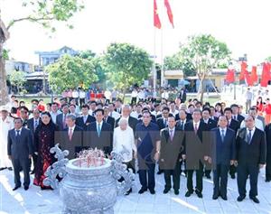 Lãnh đạo dâng hương tưởng niệm Tổng Bí thư Nguyễn Văn Linh