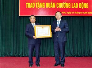 Trao Huân chương Lao động tặng các đồng chí Doãn Thế Cường và Đặng Minh Ngọc