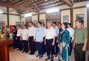 Dâng hương, dâng hoa tưởng nhớ Chủ tịch Hồ Chí Minh, Tổng Bí thư Nguyễn Văn Linh và tưởng niệm các anh hùng liệt sỹ