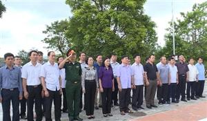 Chủ tịch UBND tỉnh Nguyễn Văn Phóng và đoàn cán bộ tỉnh viếng nghĩa trang liệt sĩ tại Quảng Trị và Ngã ba Đồng Lộc