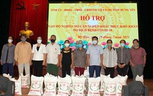 Trao gạo hỗ trợ hộ nghèo, hộ cận nghèo bị ảnh hưởng của dịch Covid-19 tại thị xã Mỹ Hào và thành phố Hưng Yên