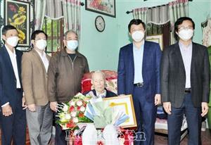 Đồng chí Phó Bí thư Thường trực Tỉnh ủy, Chủ tịch HĐND tỉnh Trần Quốc Toản trao tặng Huy hiệu Đảng tại huyện Văn Lâm và huyện Ân Thi