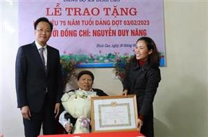 Bí thư Tỉnh ủy Nguyễn Hữu Nghĩa trao Huy hiệu 75 năm tuổi Đảng tại huyện Phù Cừ