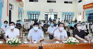 Những người ứng cử đại biểu Quốc hội khóa XV và đại biểu HĐND tỉnh nhiệm kỳ 2021 - 2026 tiếp xúc cử tri để vận động bầu cử