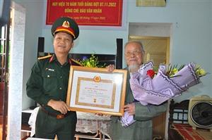Trao Huy hiệu 70 năm tuổi Đảng đợt 7/11