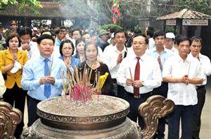 Đoàn đại biểu tỉnh Hưng Yên thành kính dâng hương tưởng niệm các Vua Hùng