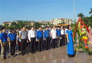 Trao thưởng 100 học sinh, sinh viên giỏi năm học 2014 - 2015
