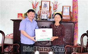 Chủ tịch UBND tỉnh Nguyễn Văn Phóng thăm, tặng quà gia đình chính sách và người có công ở huyện Ân Thi