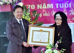 Trao Huy hiệu Đảng, tặng quà tết tại huyện Phù Cừ