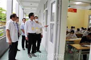 Đồng chí Bí thư Tỉnh ủy Nguyễn Hữu Nghĩa thăm, động viên cán bộ làm công tác thi và thí sinh tại kỳ thi tốt nghiệp THPT năm 2022