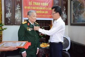 Bí thư Tỉnh uỷ Nguyễn Hữu Nghĩa trao Huy hiệu 75 năm tuổi Đảng tại huyện Khoái Châu và Kim Động
