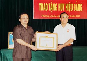 Bí thư Tỉnh ủy Đỗ Tiến Sỹ trao tặng Huy hiệu Đảng tại phường Lê Lợi