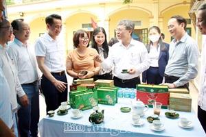 Gần 2.000 người tham gia Ngày hội tư vấn học nghề, giới thiệu việc làm và xuất khẩu lao động