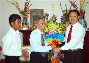 Trao Huy hiệu 70 năm tuổi Đảng đợt 7.11 tại huyện Phù Cừ và Yên Mỹ