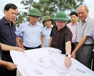 Chủ tịch UBND tỉnh Nguyễn Văn Phóng kiểm tra tình hình thực hiện Dự án Đầu tư xây dựng nâng cấp đê tả sông Luộc kéo dài