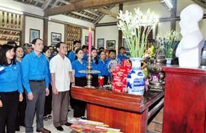 Dâng hương, dâng hoa tưởng niệm Chủ tịch Hồ Chí Minh, Tổng Bí thư Nguyễn Văn Linh và các anh hùng liệt sỹ