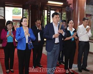 Dâng hương tại Nhà lưu niệm lực lượng Nữ du kích Hoàng Ngân Hưng Yên và Liệt sỹ, Anh hùng LLVT nhân dân Vũ Thị Kính