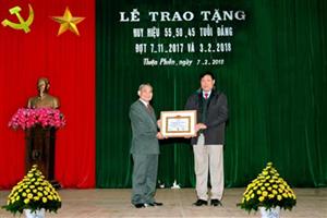 Phó Bí thư Thường trực Tỉnh ủy Đỗ Xuân Tuyên trao tặng Huy hiệu Đảng tại xã Thiện Phiến