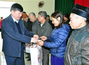 Chủ tịch UBND tỉnh Nguyễn Văn Phóng tặng quà hộ nghèo, nạn nhân chất độc da cam tại huyện Ân Thi