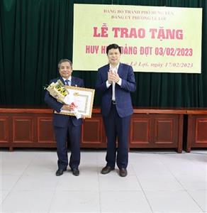 Trao huy hiệu Đảng đợt 3/2 tặng các đảng viên phường Lê Lợi