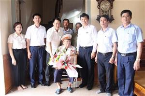 Đồng chí Trần Quốc Toản, Phó Bí thư Thường trực Tỉnh ủy, Chủ tịch HĐND tỉnh trao Huy hiệu 75 năm tuổi Đảng tại huyện Tiên Lữ