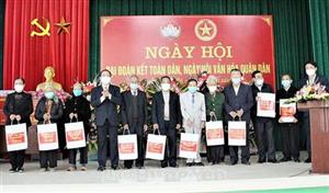 Đồng chí Trần Quốc Văn, Phó Bí thư Tỉnh uỷ, Chủ tịch UBND tỉnh dự Ngày hội đại đoàn kết toàn dân tộc, Ngày hội văn hóa quân dân tại khu dân cư Yến Đô