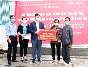 Đồng chí Trần Quốc Toản, Phó Bí thư Tỉnh uỷ, Chủ tịch HĐND tỉnh trao tiền hỗ trợ xây dựng nhà 