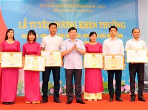 UBND tỉnh Hưng Yên tuyên dương, khen thưởng 34 giáo viên, 37 học sinh xuất sắc tiêu biểu năm học 2017-2018