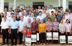 Bí thư Tỉnh ủy Đỗ Tiến Sỹ và đoàn công tác thăm, tặng quà người Hưng Yên đang công tác, sinh sống tại các tỉnh Tây Nguyên