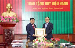 Bí thư Tỉnh ủy Đỗ Tiến Sỹ trao Huy hiệu 30 năm tuổi Đảng tặng Chủ tịch UBND tỉnh Nguyễn Văn Phóng