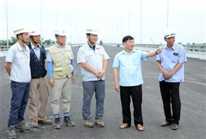 Chủ tịch UBND tỉnh Nguyễn Văn Phóng kiểm tra tiến độ thi công dự án giao thông