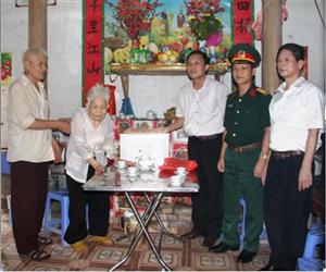 Thăm và tặng quà Mẹ Việt Nam Anh hùng nhân dịp 27/7