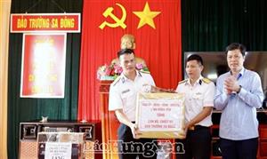Đồng chí Trần Quốc Toản Phó Bí thư Thường trực Tỉnh ủy, Chủ tịch HĐND tỉnh thăm, tặng quà chiến sĩ tại Quần đảo Trường Sa