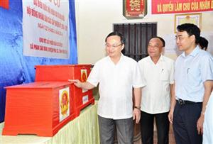 Bí thư Tỉnh ủy Đỗ Tiến Sỹ kiểm tra công tác chuẩn bị bầu cử ở 3 huyện