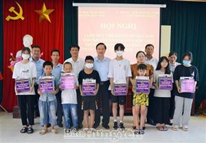 Trung tâm Bảo vệ, chăm sóc sức khỏe cán bộ tỉnh: Tặng quà cho trẻ em có hoàn cảnh khó khăn, chăm ngoan học giỏi ở phường Hiến Nam