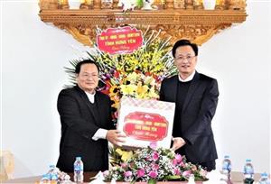 Bí thư Tỉnh ủy Nguyễn Hữu Nghĩa thăm, tặng quà, chúc mừng chức sắc, đồng bào Công giáo