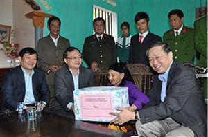 Bộ trưởng Bộ Công an Tô Lâm thăm, tặng quà gia đình chính sách tại Phù Cừ