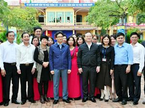 Phó Thủ tướng Chính phủ Vũ Đức Đam thăm, tặng sách tại Trường tiểu học Dạ Trạch