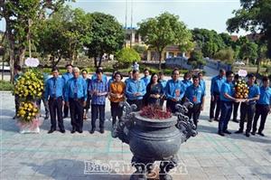 Đoàn đại biểu Tổng Liên đoàn Lao động Việt Nam dâng hương tưởng niệm Tổng Bí thư Nguyễn Văn Linh