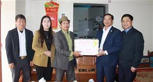 Trưởng Ban Nội chính Tỉnh ủy Đặng Ngọc Quỳnh thăm, tặng quà Tết và trao Huy hiệu Đảng tại huyện Phù Cừ