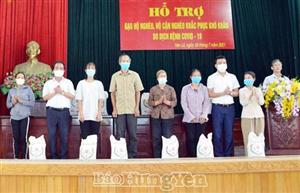 Trao gạo hỗ trợ hộ nghèo, hộ cận nghèo bị ảnh hưởng của dịch Covid-19 tại các huyện Tiên Lữ, Khoái Châu, Ân Thi