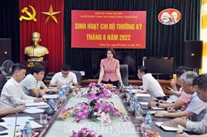 Đồng chí Trưởng ban Dân vận Tỉnh ủy, Chủ tịch Ủy ban MTTQ Việt Nam tỉnh Quách Thị Hương dự sinh hoạt Chi bộ phòng Thanh tra phòng, chống tham nhũng