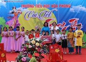 Bí thư Thị ủy Mỹ Hào Trần Thị Thanh Thủy tặng quà, vui Tết Trung thu với các em thiếu niên, nhi đồng xã Hòa Phong