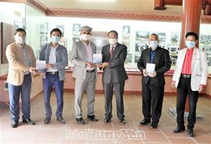 Trao cuốn sách “Kẻ thù vô hình” tặng xã Thuần Hưng