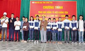 Gần 200 học sinh, sinh viên được học bổng Tô Hiệu Hưng Yên và học bổng Lá xanh