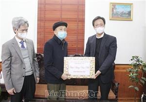 Đồng chí Bí thư Tỉnh ủy Nguyễn Hữu Nghĩa tặng quà Tết tại huyện Văn Giang