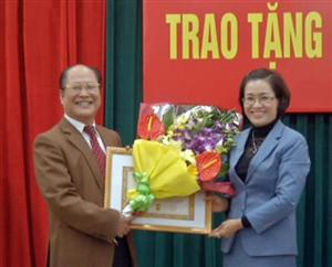 Trao Huy hiệu Đảng tặng 3 đảng viên chi bộ Hội làm vườn và nuôi ong tỉnh