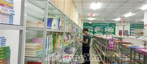Sách giáo khoa và thiết bị học tập tăng giá, khó mua