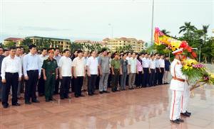 Dâng hương, hoa tưởng niệm Chủ tịch Hồ Chí Minh, Tổng Bí thư Nguyễn Văn Linh và các anh hùng liệt sỹ