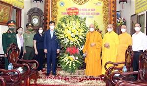 Đồng chí Trần Quốc Toản, Phó Bí thư Thường trực Tỉnh ủy, Chủ tịch HĐND tỉnh chúc mừng Giáo hội Phật giáo Việt Nam tỉnh